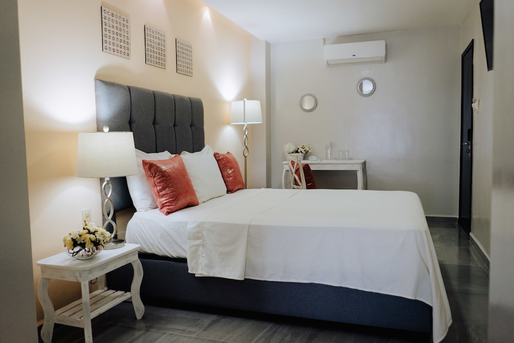 Deluxe Room, 1 King Bed, City View, Tower photo 2