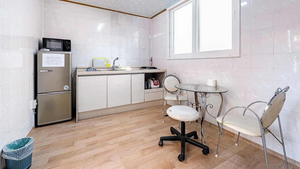Basic Room, 1 Bedroom (Small Room) - Photo 6