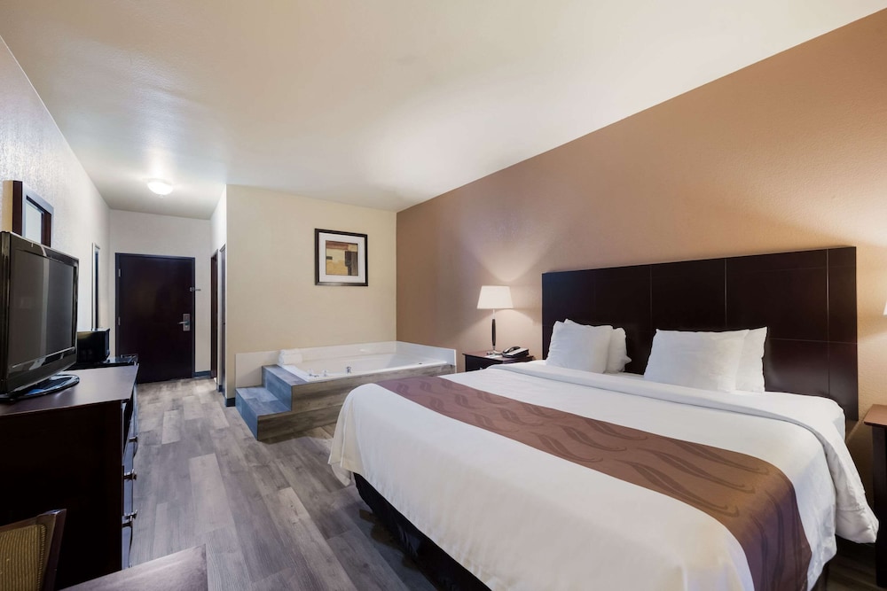 Standard Room, 1 King Bed, Non Smoking, Jetted Tub photo 3