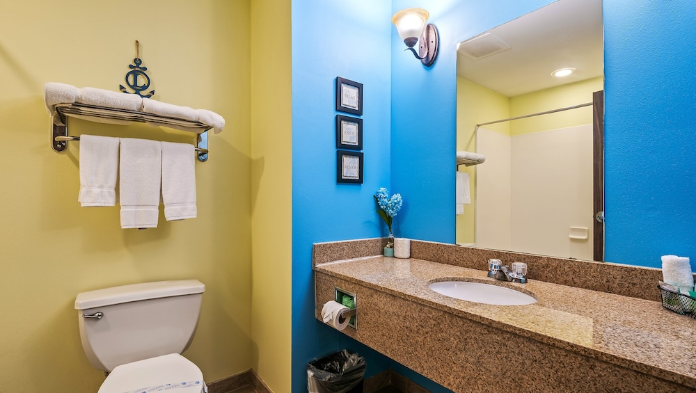 Room, Multiple Beds, Non Smoking, Refrigerator & Microwave photo 2