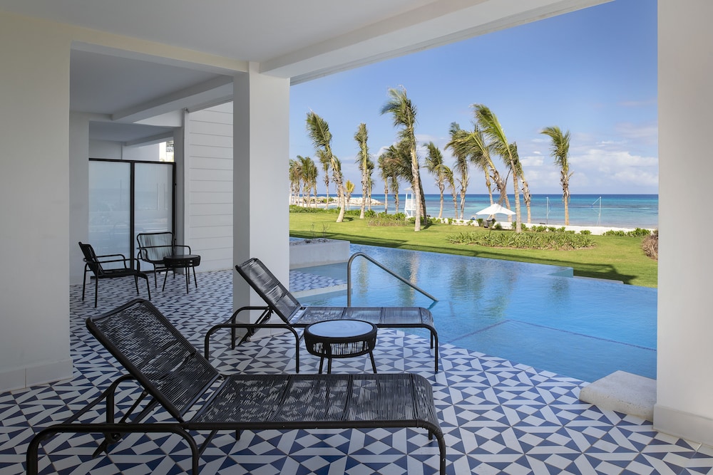 Privilege Swim Up Master Suite - Photo 5