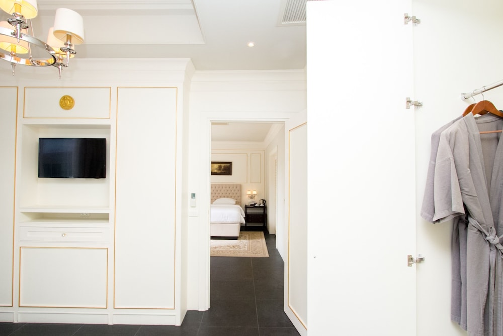 Family Two Bed Room - Photo 13