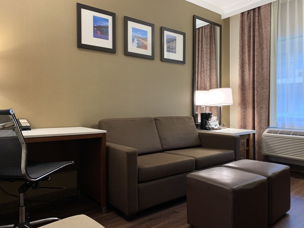 Suite, 2 Double Beds, Non Smoking, Pool View - Photo 6