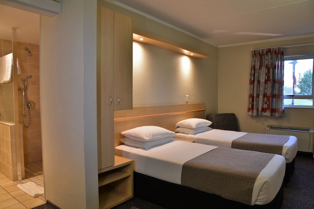 Twin Room, Smoking
