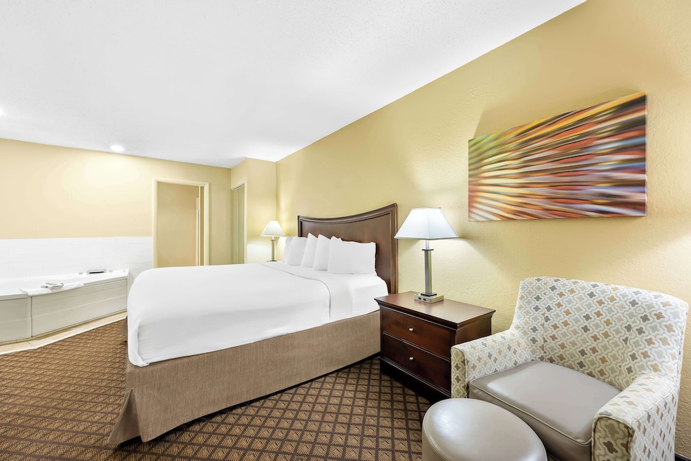Suite, 1 King Bed, Non Smoking, Jetted Tub - Photo 1