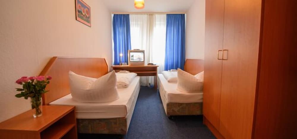Economy Double or Twin Room, Shared Bathroom photo 2