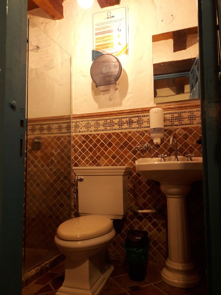 Basic Single Room, 1 Twin Bed, Non Smoking, Private Bathroom photo 2