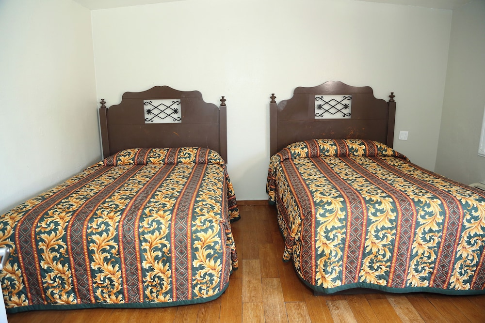 Room, 2 Queen Beds photo 1