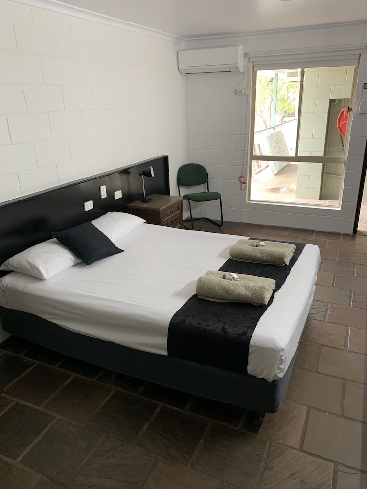1 Queen Bed Room with Ensuite photo 3