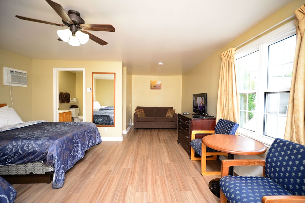 Family Room photo 1