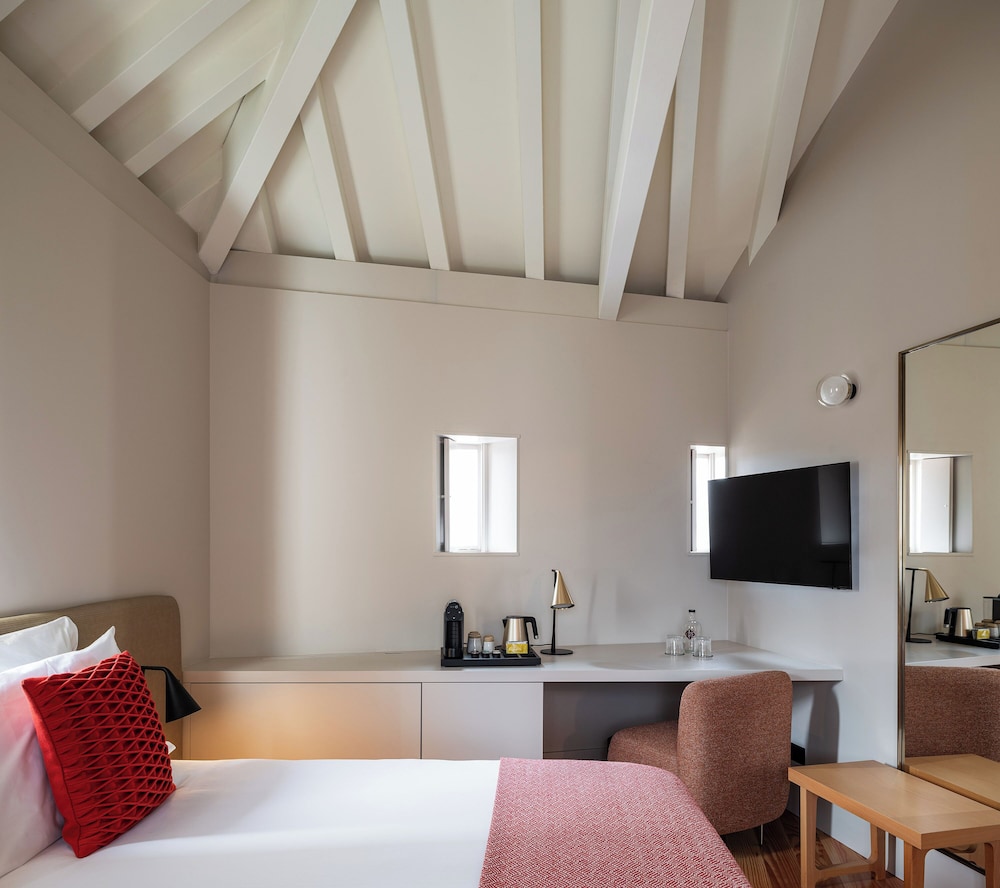 Available room thumbnail 5
