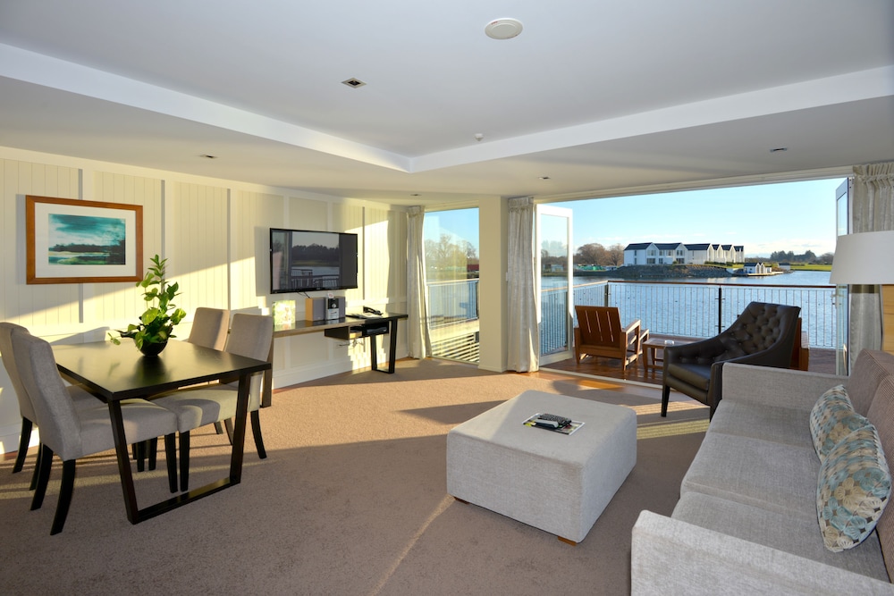 Lakefront Suite - Photo 5