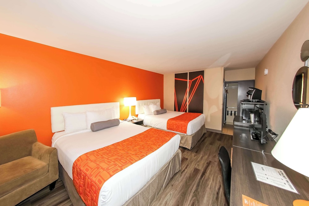 Room, 2 Queen Beds, Non Smoking, Ground Floor - Photo 1