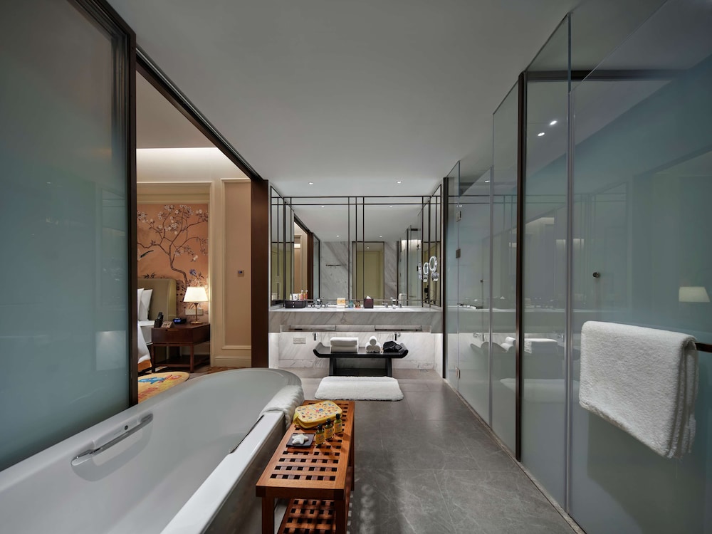 Premium Suite, 1 King Bed - Photo 4