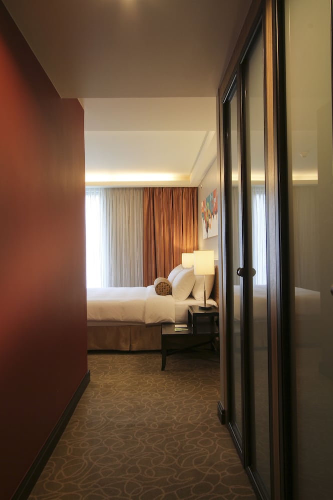 Deluxe Room, 1 King Bed, Non Smoking photo 2
