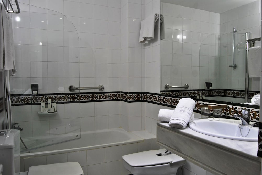 Standard Double or Twin Room - Photo 9