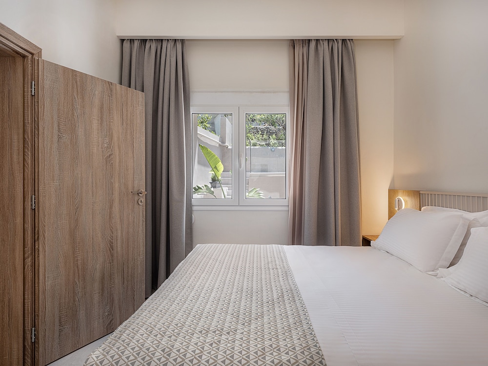 Family Suite with Balcony - Photo 17