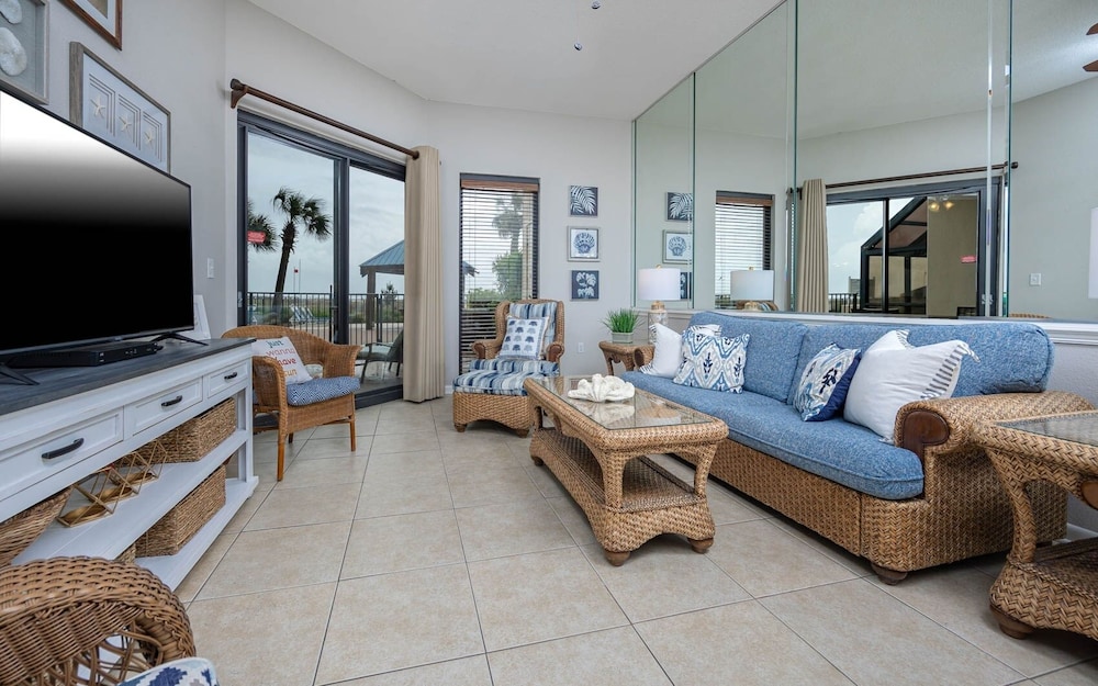 Condo, 2 Bedrooms