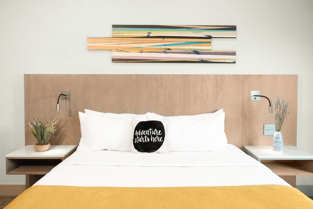 Deluxe Studio, 1 King Bed - Photo 2