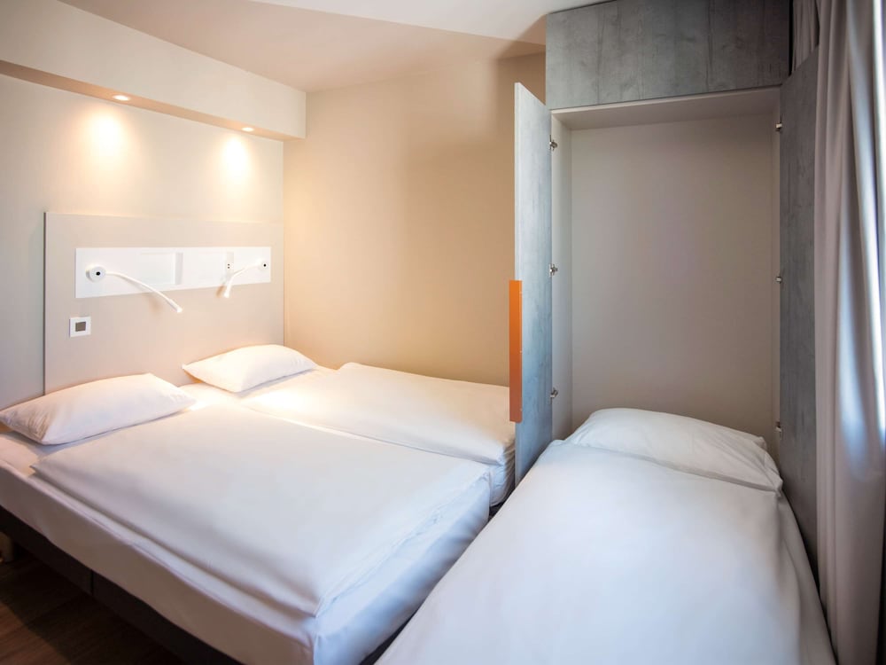 Room - Photo 7
