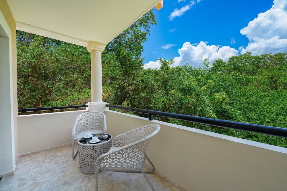 Junior Suite Poolside - Photo 7