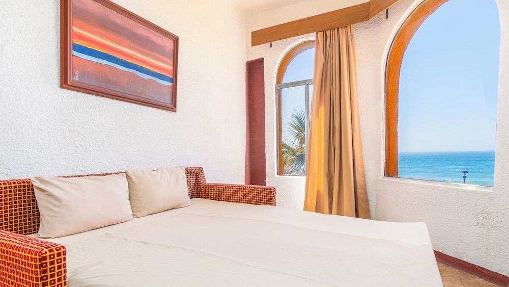Oceanfront Villa Studio, 2nd Floor with AC photo 3