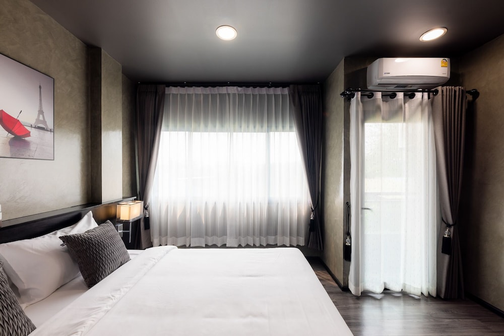 Standard King Room - Photo 8