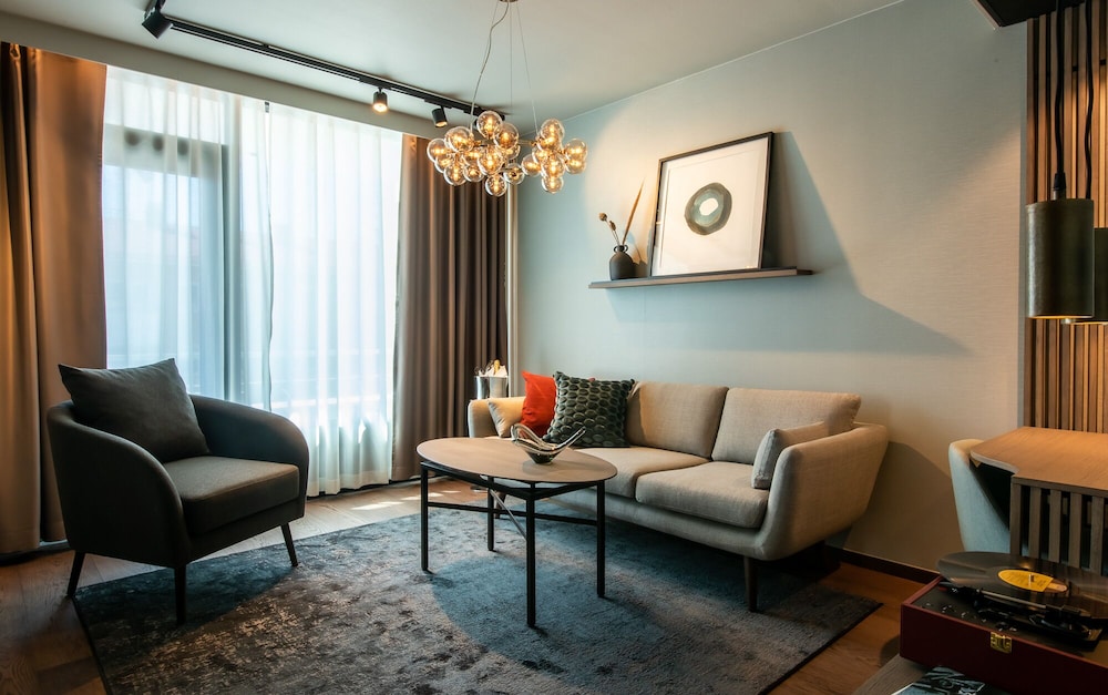 Suite, Balcony, City View