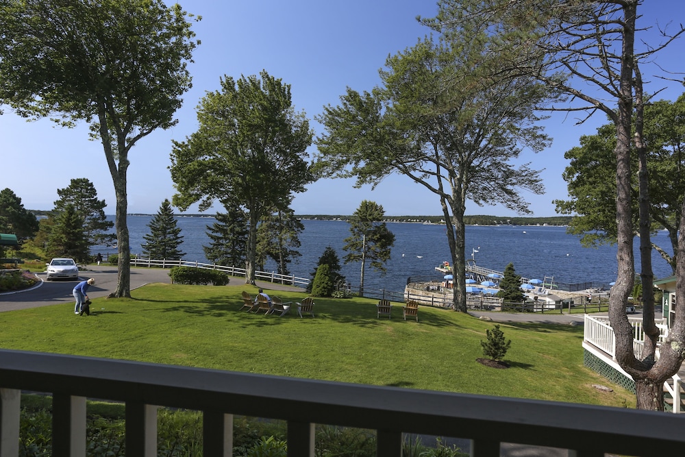 Deluxe Room, 1 King Bed with Sofa bed, Balcony (Lodge - Partial Ocean View ADA King)