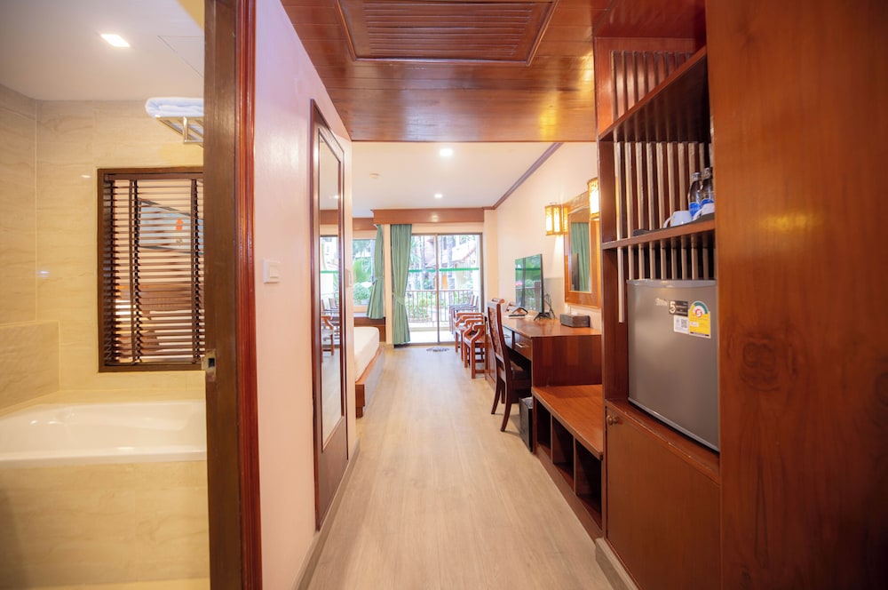 Poolside Access King Room with Balcony photo 2