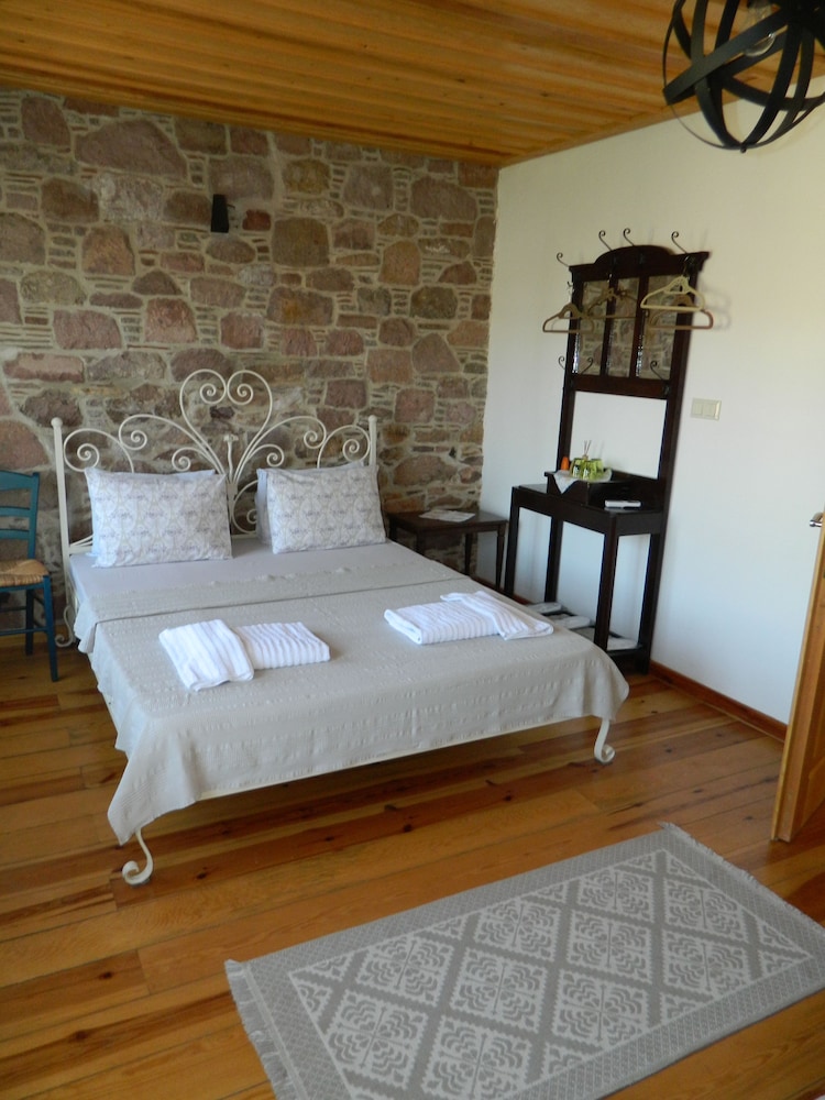 Deluxe Triple Room photo 2