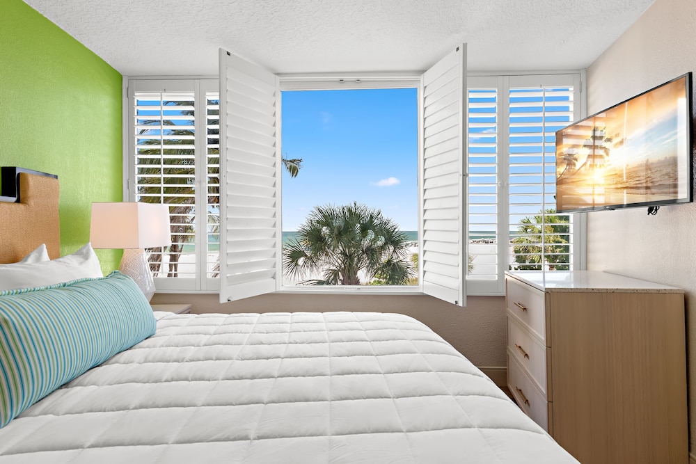 Room, 1 King Bed, Oceanfront photo 2