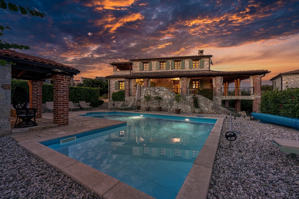 Villa, Smoking photo 1