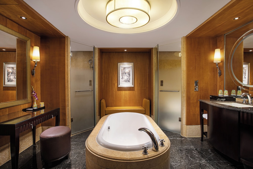 Junior Suite, 1 King Bed, Club Lounge Access - Photo 7