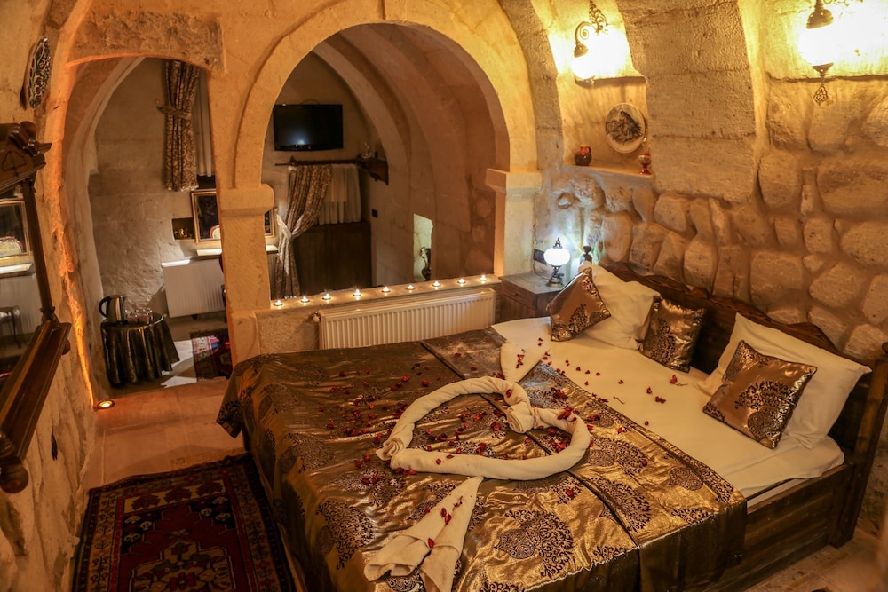 (101) Deluxe Cave & Stone Suite photo 1