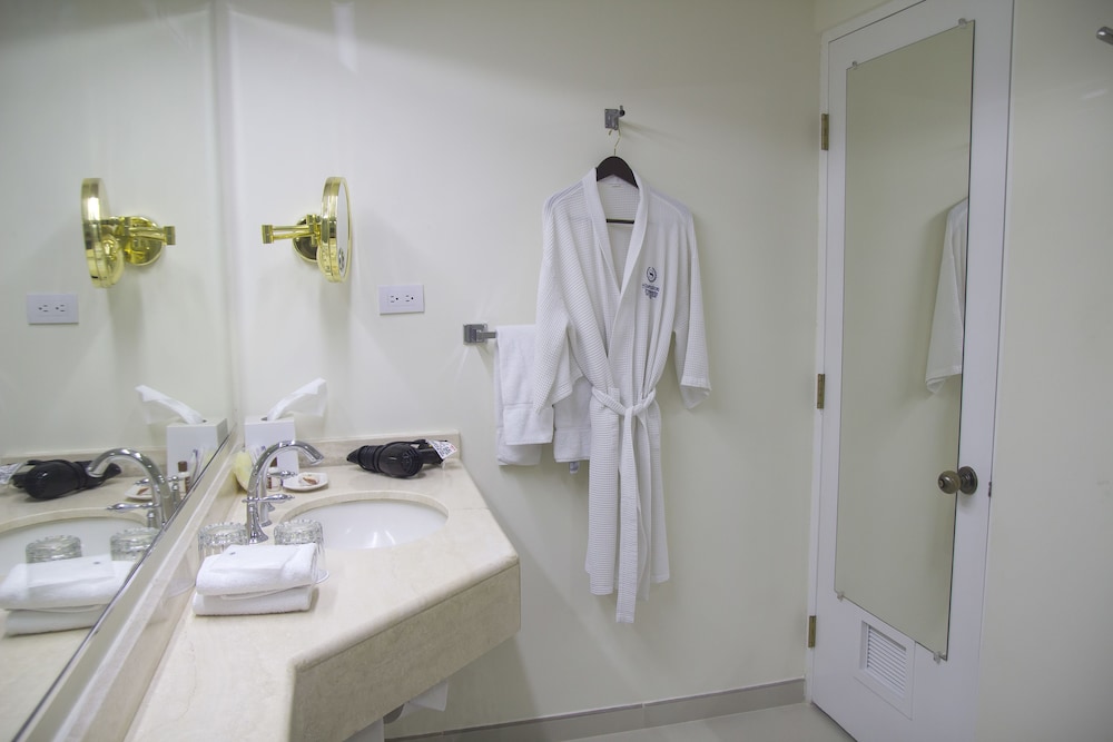 Deluxe Room, 1 King Bed, Balcony - Photo 10
