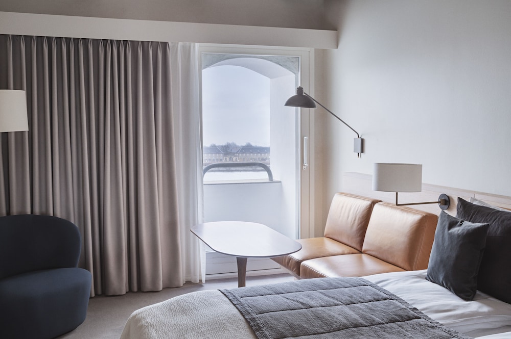 Deluxe Room (Waterfront View)