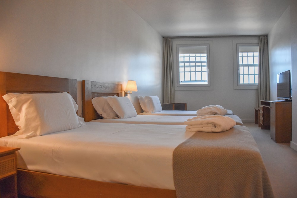 Deluxe Double or Twin Room thumbnail 5