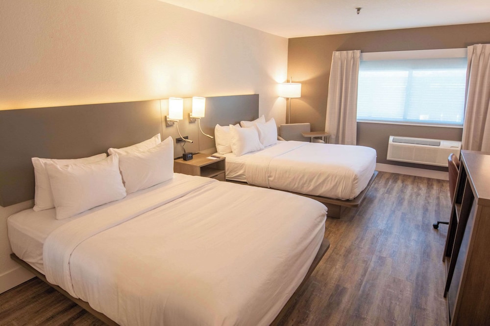 Standard Room, 2 Queen Beds, Non Smoking - Photo 4