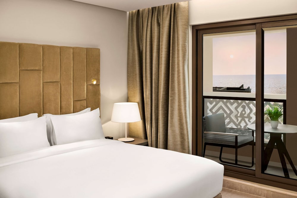 Deluxe Studio Suite, 1 King Bed (Private Beach Access, Skyline View)