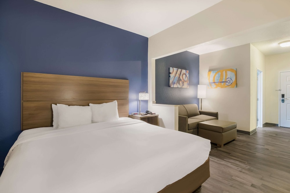 Suite, 1 King Bed with Sofa bed, Non Smoking (Efficiency, Upgrade) photo 2