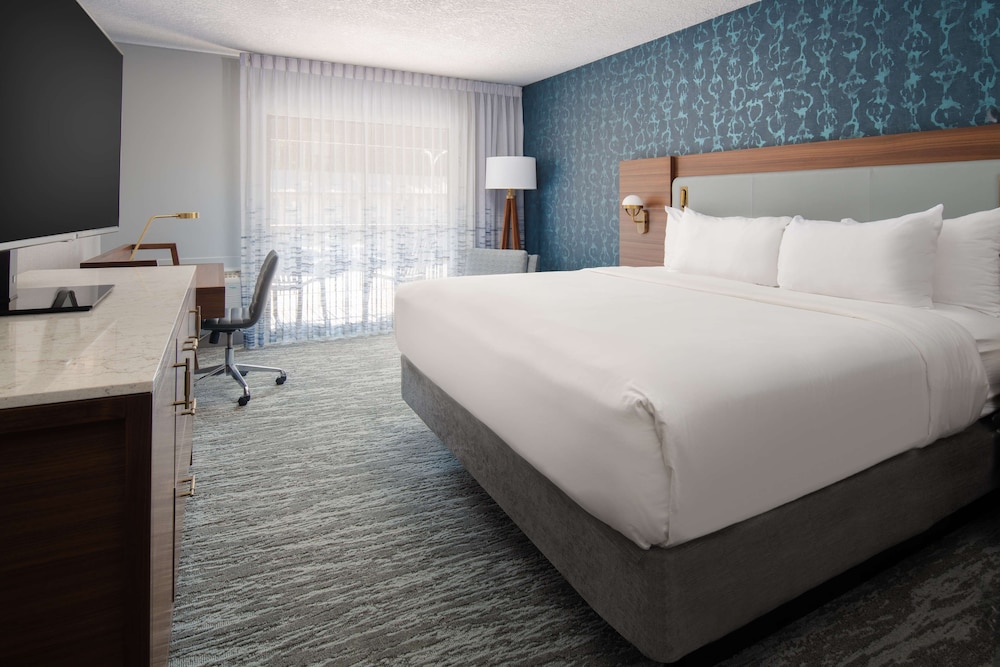 Premium Room, 1 King Bed - Photo 3