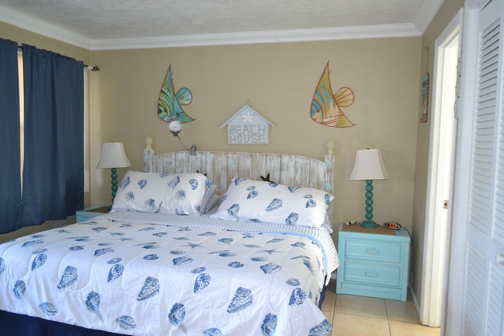 Comfort Room, 1 King Bed, Kitchenette photo 3