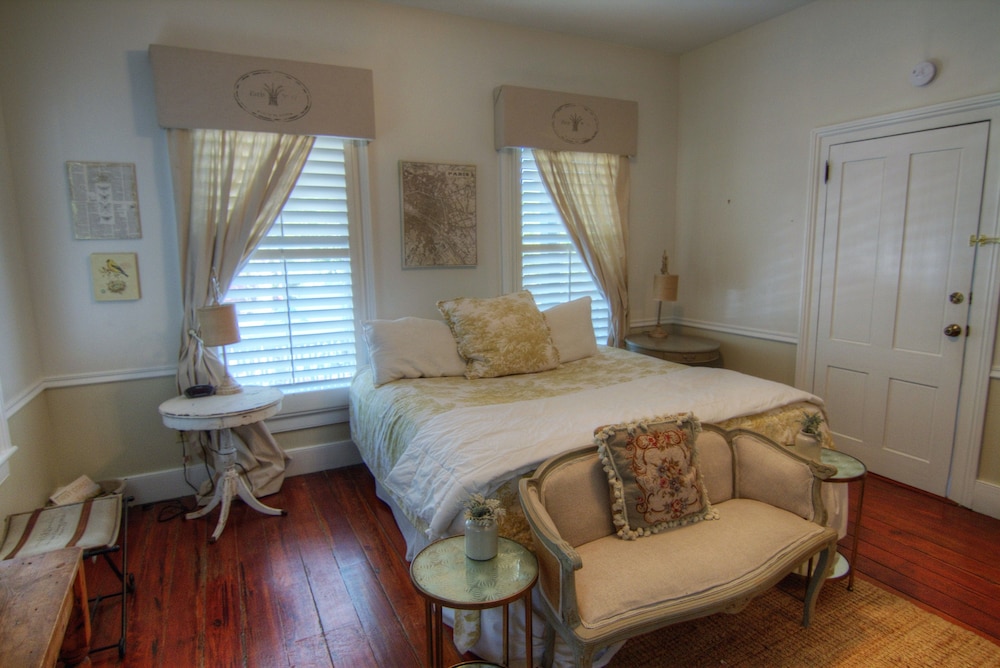 Standard Room, 1 King Bed photo 1