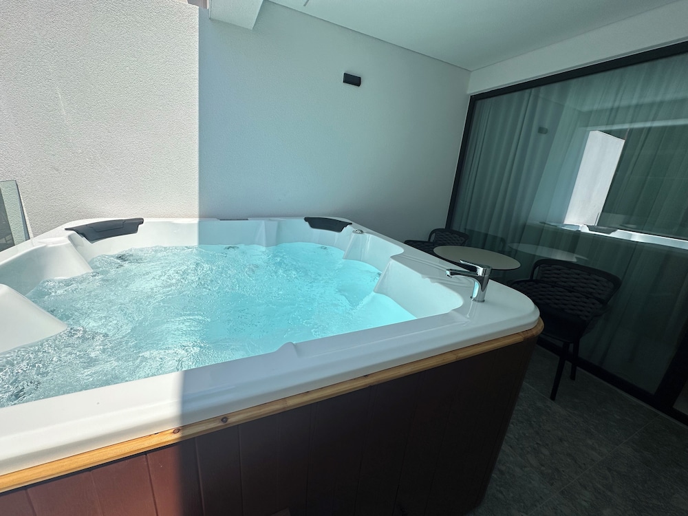 King Room with Jacuzzi Side Sea View photo 3