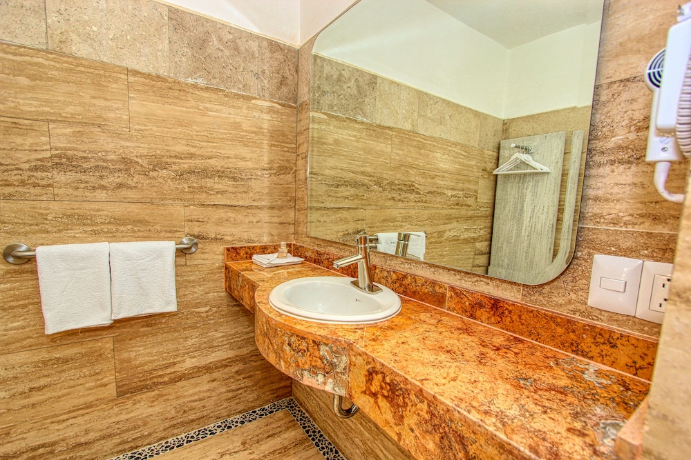 Standard Room, Multiple Beds - Photo 2