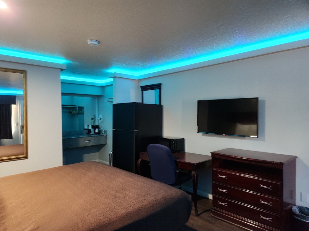 Deluxe Room, 1 King Bed, Smoking, Refrigerator & Microwave - Photo 9