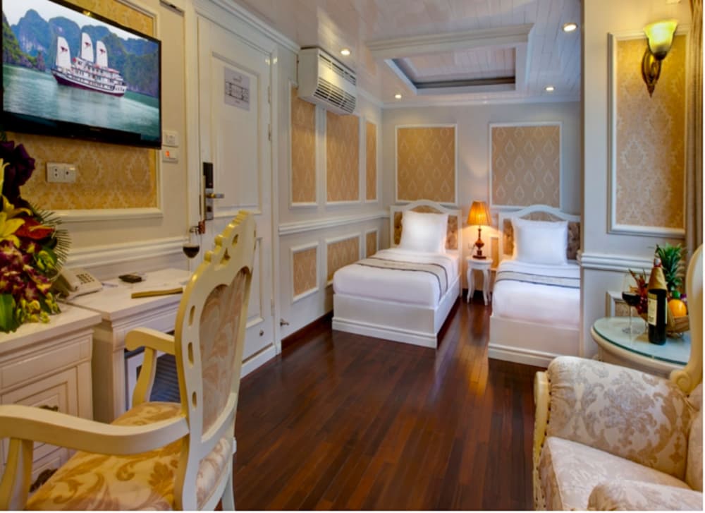 Junior Double or Twin Room, 1 Double or 2 Twin Beds, Bathtub, Ocean View photo 2