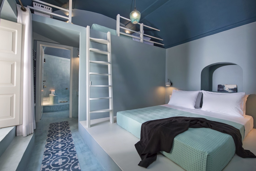 Suite (Blue)