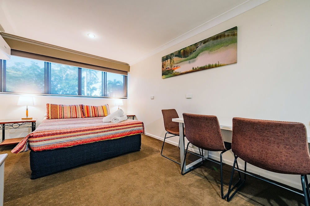 Small Family Suite with Kitchenette (1 Queen and 2 Single Beds)